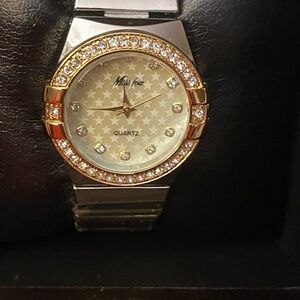 Miss Fox Pearl Unique–Style Ladies Quartz Watch